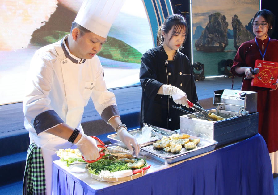 Trình diễn nghệ thuật chế biến chả mực Hạ Long trên sân khấu khai mạc của Liên hoan ẩm thực năm 2024.