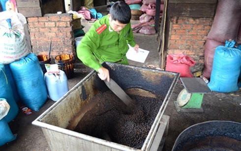 Cà phê rang xay được pha trộn nhiều phụ gia không rõ nguồn gốc.(Ảnh minh họa: KT)