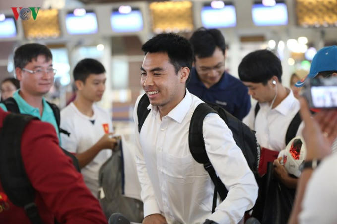 Đức Huy tươi cười giữa vòng vây người hâm mộ.