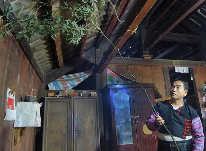 Ông Tráng A Sáng, bản Pa Khen, thị trấn Nông trường Mộc Châu, Sơn La chuẩn bị dán giấy mới lên bàn thờ và tất cả các vật dụng trong gia đình. Sau đó, ông dán giấy cũng là nghi thức để gia đình và thần linh cùng nghỉ ngơi, đón tết. Người cháu đích tôn của gia đình ông Tráng ôm hai con gà đứng bên thầy cúng dâng thần linh ăn tết. Sau lễ cúng, ông Sáng làm nghi thức dọn dẹp xua đuổi ma xấu của năm cũ, đón ma tốt vào nhà.