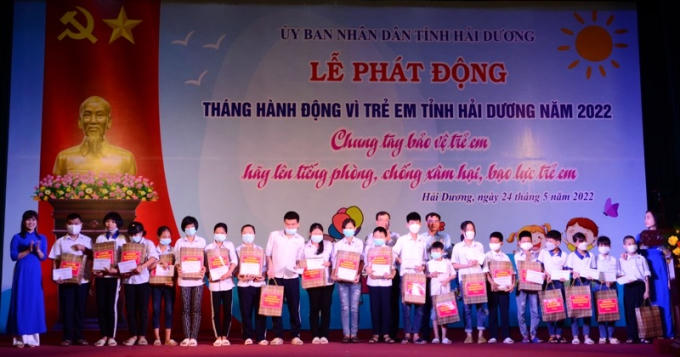 Tại lễ phát động, nhiều tổ chức, cơ quan, đơn vị đã dành những phần quà ý nghĩa để trao tặng cho trẻ em.