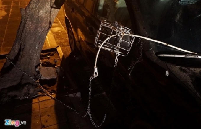 Chiêu đối phó trộm gương của một người dân Hà Nội. Ảnh: Phạm Duy.