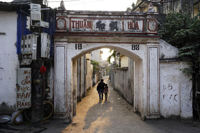 Cổng làng với dòng chữ "thuận hòa" thuộc xã Thụy Hương (huyện Chương Mỹ, Hà Nội). Theo quan niệm truyền thống, cổng làng được xem là hồn cốt, biểu tượng cho nếp sống của người dân, vì thế những cái tên hướng đến điều tốt đẹp đã được khắc lên.
