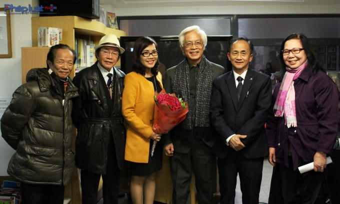 Đồng nghiệp và khách mời chúc mừng tác giả cuốn sách đầu tiên của Việt Nam về Nhân học hình thể - PGS.TS Nguyễn Lân Cường. (Ảnh: Đức Biên)