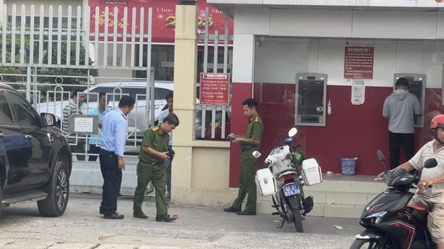 Công an có mặt tại hiện trường điều tra vụ việc.