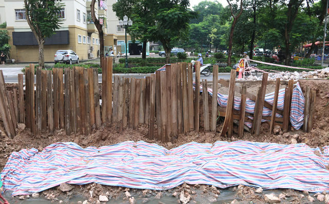Một điểm sạt lở dài khoảng 20 m. Đường Nguyễn Cơ Thạch khánh thành năm 2008, là đường mới mở nối hai khu đô thị Mỹ Đình I và Mỹ Đình II.