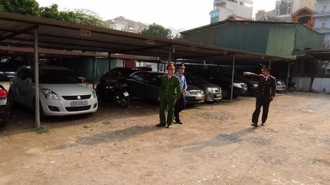 Cơ quan chức năng kiểm tra các bãi trông giữ phương tiện.