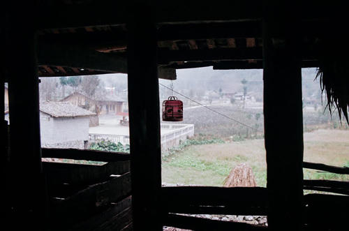 Chiếc lồng chim được treo ở vị trí hiên nhà níu chân lữ khách.