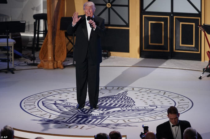 Phát biểu tại buổi lễ, ông Donald Trump đã gửi lời cảm ơn tới những người đã ủng hộ mình trong suốt thời gian qua đặc biệt là giai đoạn tranh cử. (Ảnh: AP)