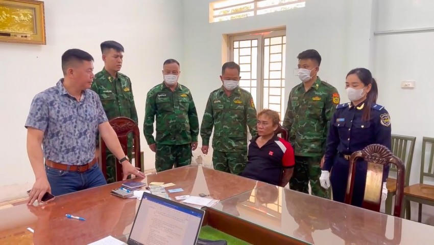 Lực lượng Bộ đội Biên phòng và các đơn vị chức năng làm việc với đối tượng Nguyễn Tấn Thành sau khi bị bắt giữ.