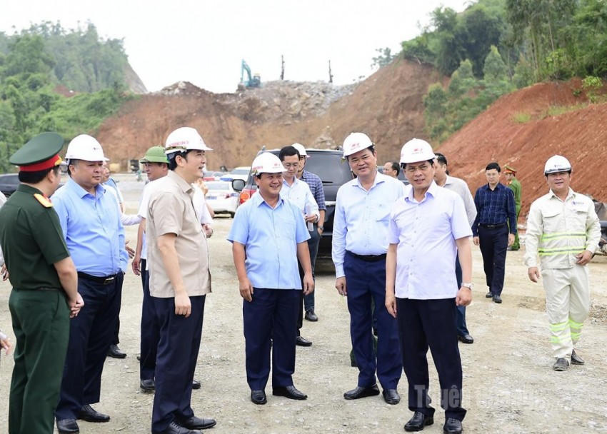 Phó Thủ tướng Chính phủ, Bùi Thanh Sơn và các đồng chí lãnh đạo tỉnh Tuyên Quang kiểm tra tiến độ cao tốc Tuyên Quang Hà Giang, đoạn qua phường Mỹ Lâm.