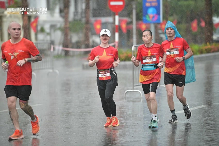 Hình ảnh gây ấn tượng mạnh tại giải chạy lần này là sự góp mặt của cụ bà Nguyễn Thị Việt Dung (85 tuổi) chinh phục quãng đường 10.000m ở hai trạng thái thời tiết mưa nặng hạt và nắng.