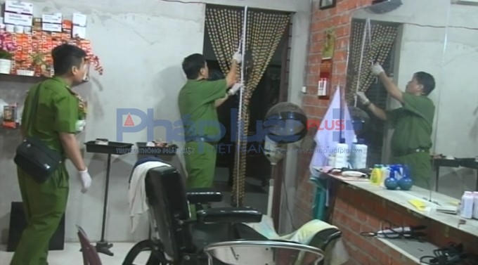 Cơ quan công an khám nghiệm hiện trường nhà ông Trừ.