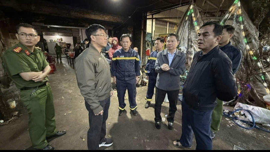 Lãnh đạo Công an tỉnh Đắk Lắk có mặt tại hiện trường chỉ đạo công tác khắc phục hậu quả và chỉ đạo điều tra nguyên nhân vụ hỏa hoạn kinh hoàng. Ảnh: H.D