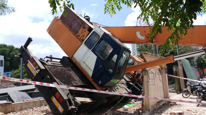 Phần xe cẩu nằm cất bánh.