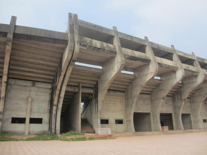 Phía trước và sau của sân vận động hòa toàn trái ngược nhau