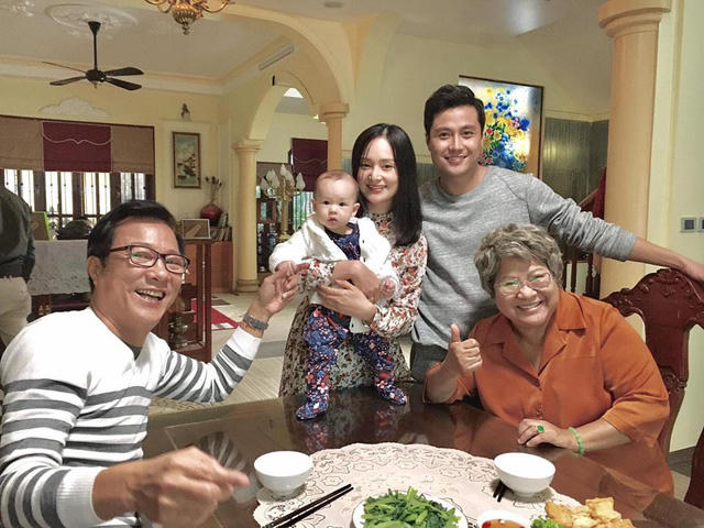 Gia đình của nàng dâu Lam Lam trong phim (Ảnh: Facebook NSƯT Minh Vượng)