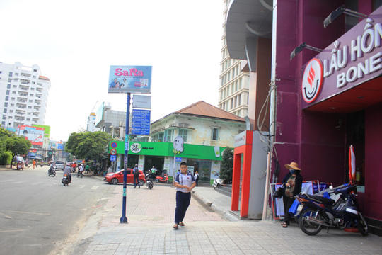 Tương tự, bức tường trước nhà số 208 Nguyễn Trãi không còn, trông thật sướng mắt.