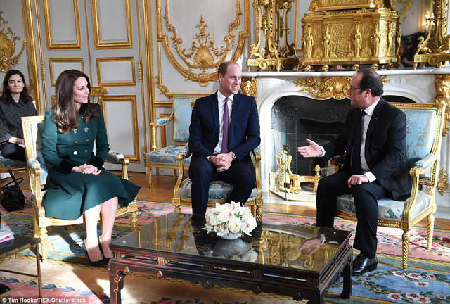 Tổng thống Pháp tiếp vợ chồng Hoàng tử William tại điện Elysee. (Ảnh: Rex)