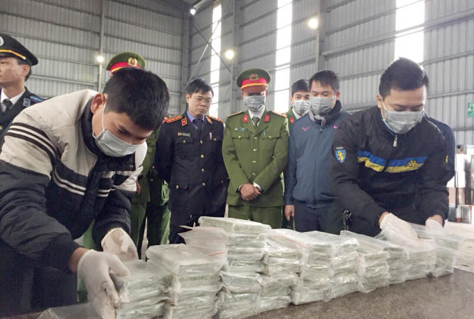 Hội đồng tiêu hủy 300 bánh Heroin trong vụ Vàng A Cáng. (Ảnh: Quốc Hội)