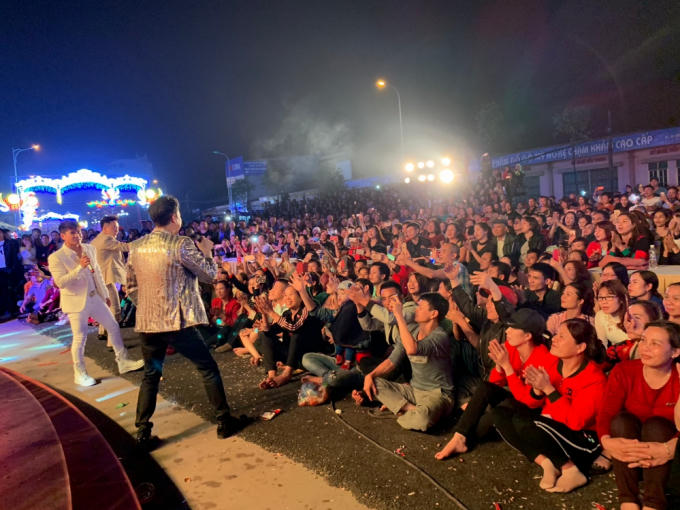 Danh ca Ngọc Sơn cưỡi thuyền rồng, hát Quan họ và tặng vàng cho khán giả Bắc Ninh