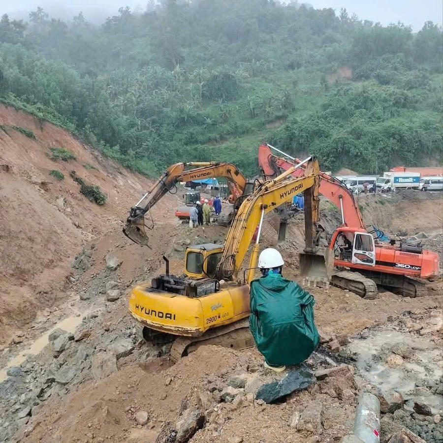 Nhà thầu thi công đã huy động nhiều phương tiện máy móc để xử lý sự cố, nhằm nhanh chóng khôi phục giao thông. Ảnh: Mai Chiến