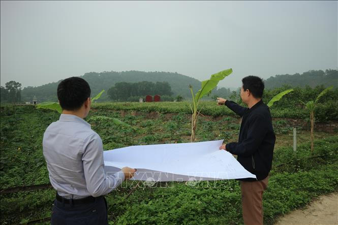 Cán bộ địa chính xã Nam Sơn (huyện Sóc Sơn) tiến hành kiểm đếm, cắm mốc giải phóng mặt bằng khu vực bán kính 500 mét tính từ tường rào bãi rác Nam Sơn.