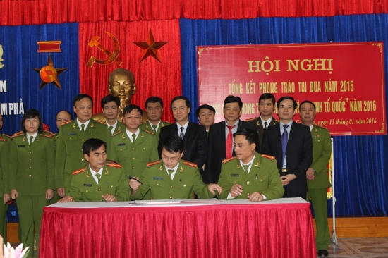 Đại diện các phòng nghiệp vụ Công an TP Cẩm Phả ký cam kết phong trào "Vì an ninh Tổ Quốc" năm 2016 dưới sự chứng kiến của lãnh đạo Công an tỉnh Quảng Ninh, UBND TP Cẩm Phả và Công an TP Cẩm Phả.