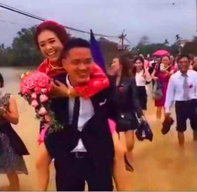 Đám cưới tổ chức trong thời tiết xấu nhưng ai cũng vui vẻ.