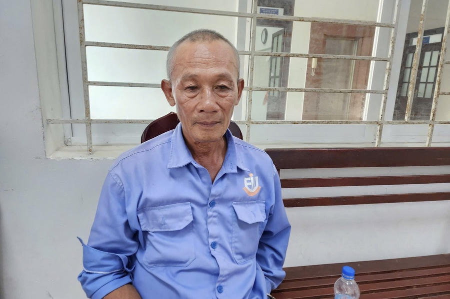 Nghi phạm Lê Văn Hùng tại cơ quan công an