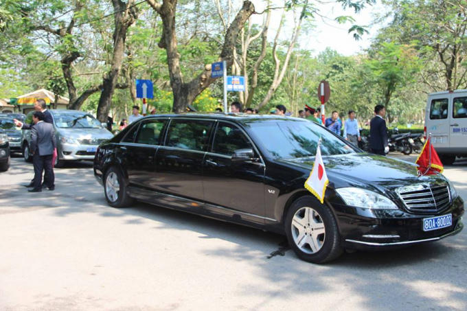 Đoàn xe đưa Nhà vua và Hoàng hậu Nhật bản đến thăm quan Đại Nội Huế.