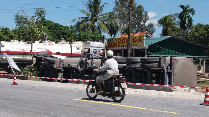 Chiếc xe lật cách nhà người dân khoảng chừng 10m.