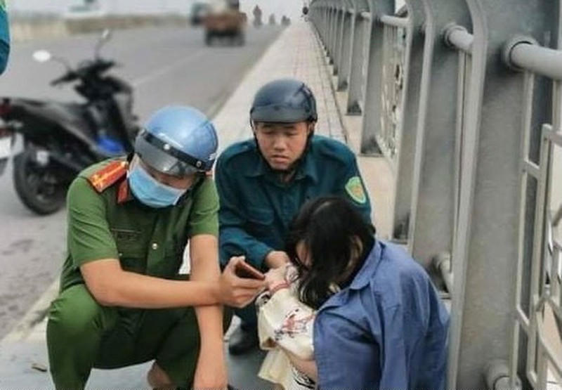 Một người phụ nữ nhảy cầu tự tử được chặn cứu kịp thời. 
