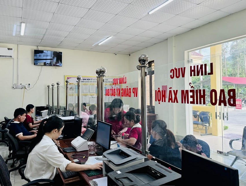Người dân đến giao dịch tại Bộ phận tiếp nhận và trả kết quả huyện Yên Minh. (Ảnh: Hà Hường)