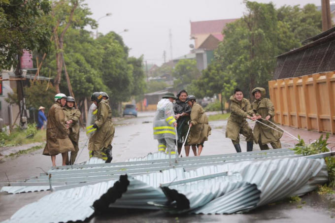"Thu dọn chiến trường" ngay trong trời bão.