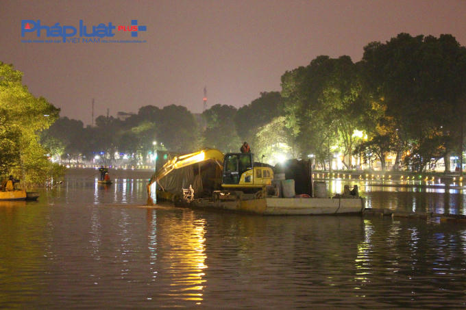 Hiện tại, các đơn vị đang tiếp tục sử dụng phương pháp nạo vét cơ giới, sử dụng máy xúc đứng trên phà nhỏ xúc bùn lên phễu chứa của xe.