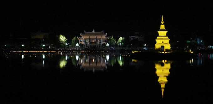 Khung cảnh hữu tình trong đêm Vu Lan.