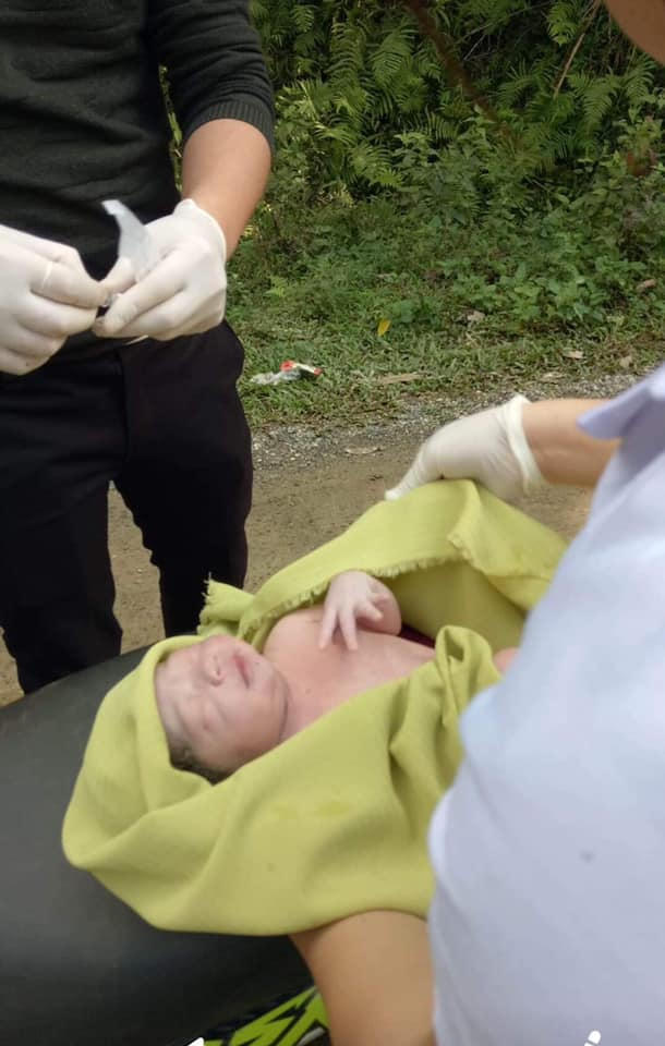 Bé gái mới sinh trong vòng tay của bác sĩ bệnh viện đa khoa Bắc Mê