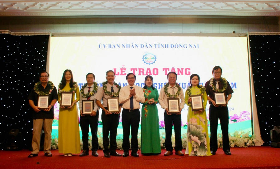 Phó Chủ tịch HĐND tỉnh Đồng Nai Hoàng Thị Bích Hằng và Phó Chủ tịch UBND tỉnh Đồng Nai Nguyễn Sơn Hùng trao giải cho các tác giả.