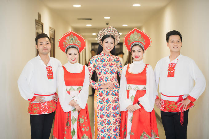 Không váy áo sexy, Ngọc Hân trung thành với áo dài truyền thống