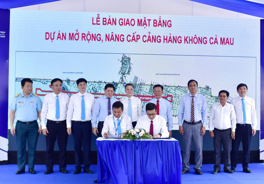 Lãnh đạo thành phố Cà Mau và chủ đầu tư ký kết bàn giao mặt bằng.
