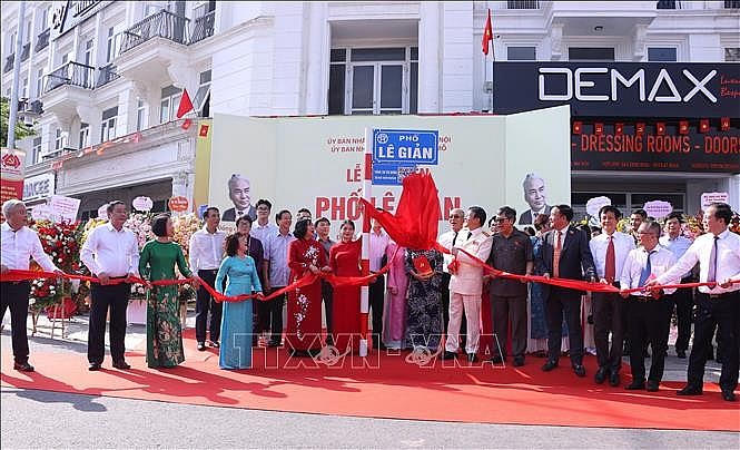 Các đại biểu thực hiện nghi thức gắn biển tuyến phố Lê Giản. Ảnh: TTXVN