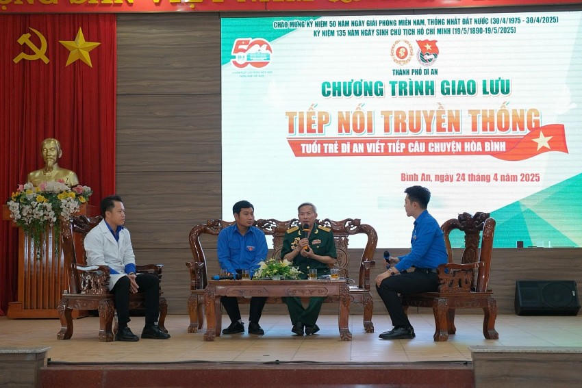 Buổi giao lưu giữa hai thế hệ cũng chia sẻ những câu chuyện để sống lại một thời khói lửa hào hùng và lắng nghe những “câu chuyện hòa bình” được tiếp nối qua các thế hệ.