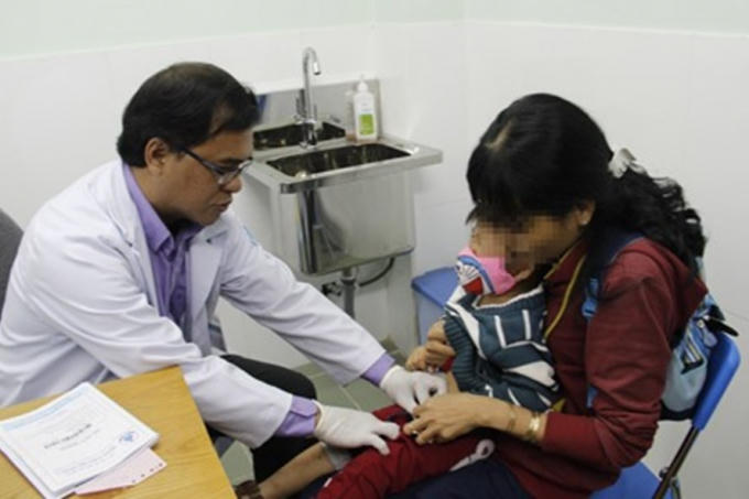 B&aacute;c sĩ thăm kh&aacute;m cho một b&eacute; trai bị chứng v&ugrave;i dương vật