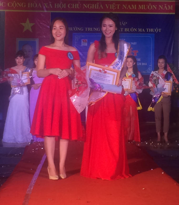 Hai nữ sinh đạt giải cao nhất