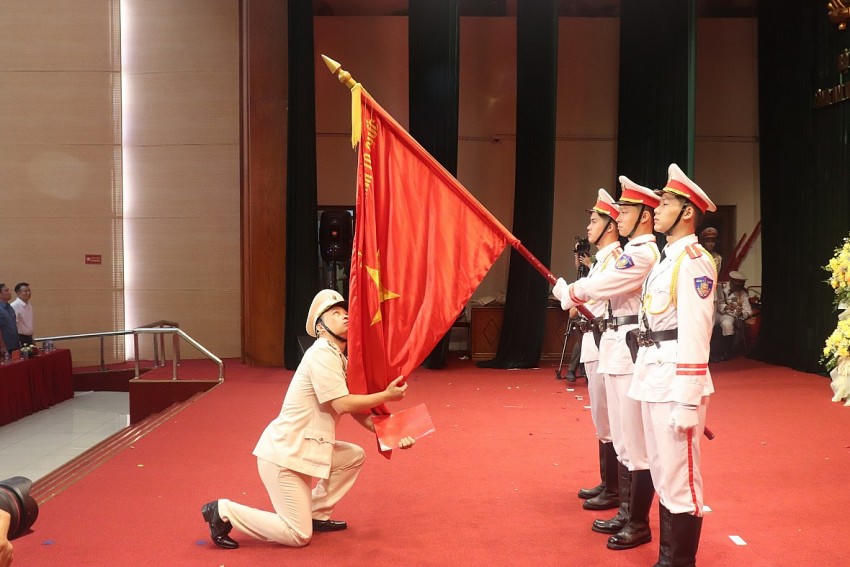 Trung tá Vũ Hải Thành, Trưởng CAP Thanh Xuân, đại diện cho các đồng chí Trưởng công an cấp xã, thực hiện nghi lễ tuyên thệ tại buổi lễ.