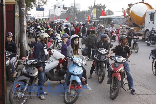 Cảnh tắc đường hỗn loạn tại cửa bến xe Giáp Bát làm cho các phương tiện lưu thông trên đường gặp khó khăn.