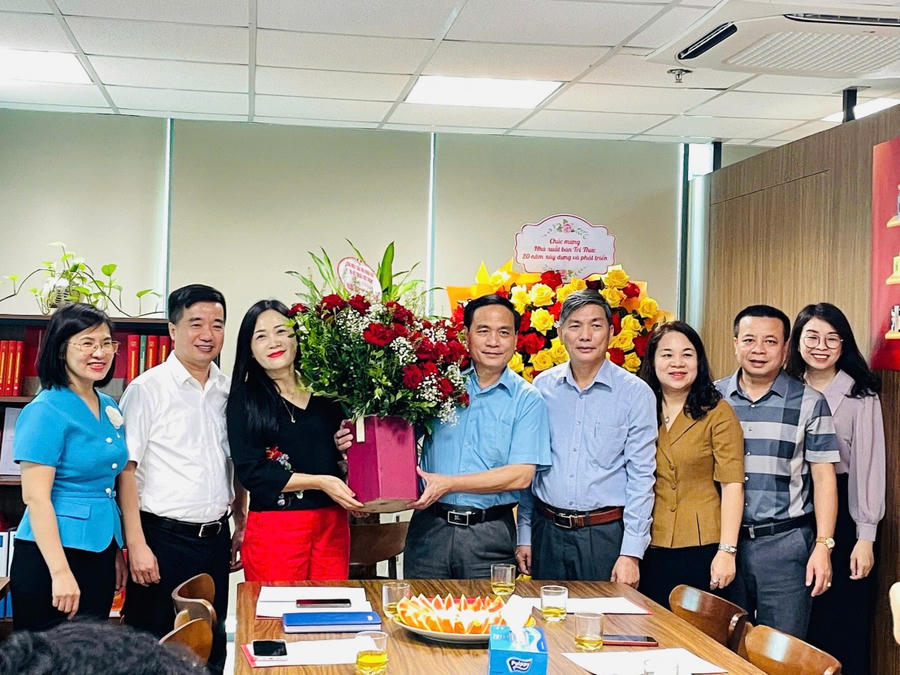 Phó Giám đốc phụ trách NXB Tri Thức, Bà Bùi Thị Thu Hằng (thứ 3 trái sang) nhận hoa chúc mừng của lãnh đạo VUSTA nhân kỷ niệm 20 năm thành lập NXB.