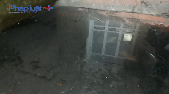 Cảnh tượng kinh hoàng khi cống bị tắc mỗi buổi chiều tại sân khu tập thể B5 Vĩnh Hồ.