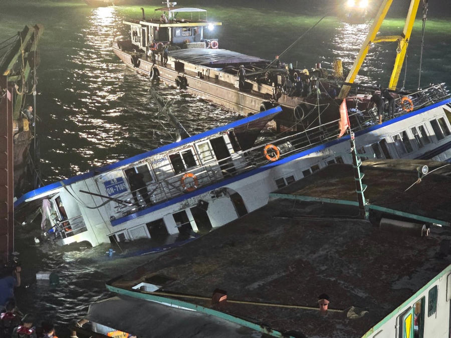 Lực lượng chức năng đã phải huy động nhiều phương tiện chuyên dụng để trục vớt con tàu gặp nạn.